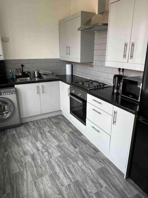 Modern Apartment, 1km From City! *